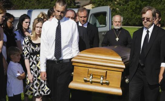 Jak firma pogrzebowa pomaga w odbiorze zmarłych z różnych miejsc?