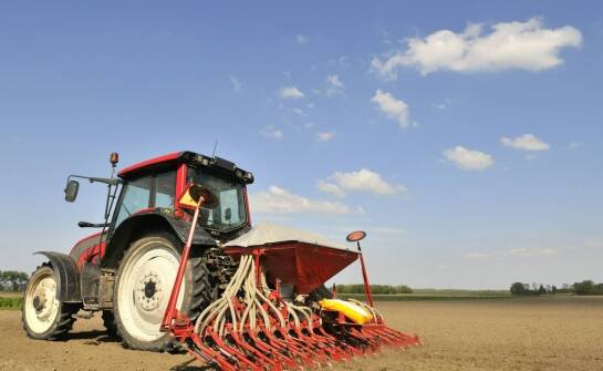 Wynajem maszyn rolniczych – nowoczesne rozwiązania dla małych gospodarstw