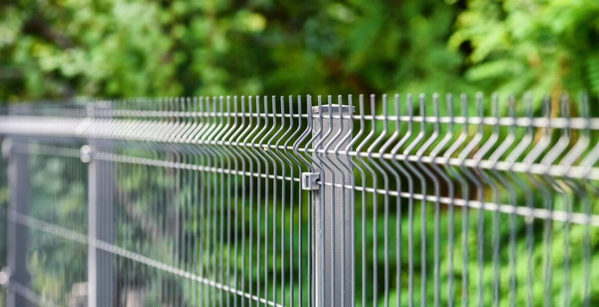 Odporność mechaniczna pionowych nowoczesnych ogrodzeń – co warto wiedzieć?