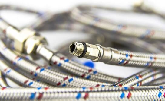 Kluczowe korzyści z zastosowania technicznych węży wysokiej jakości