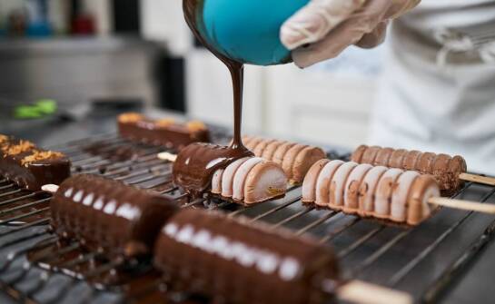 Nowoczesne techniki wykorzystania płynnych aromatów w cukiernictwie