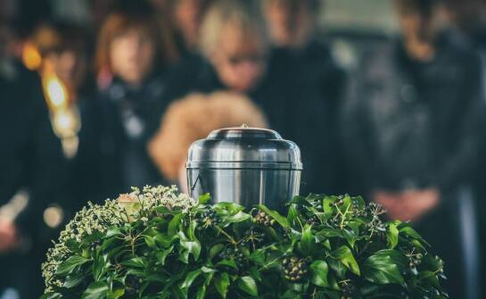 Porównanie różnych typów urn – jakie wybrać na ostatnie pożegnanie?