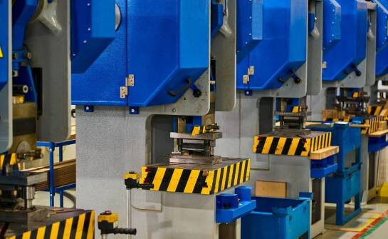 Relokacja pras: jak zapewnić trwałość i niezawodność maszyn po przeniesieniu?