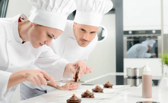 Wpływ syntetycznych aromatyzujących substancji na smak deserów