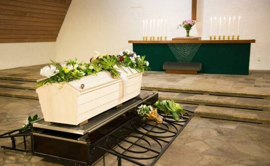 Dekoracje trumien jako hołd dla zmarłego – różnorodność opcji.