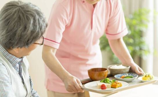 Jak domy opieki dostosowują posiłki do potrzeb mieszkańców?