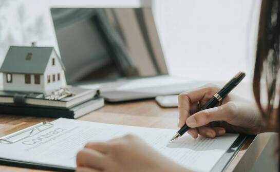 Jakie dokumenty są potrzebne do sporządzenia umowy sprzedaży przy notariuszu?