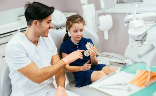 Jaką rolę pełni dziecięca stomatologia w edukacji dotyczącej higieny jamy ustnej?