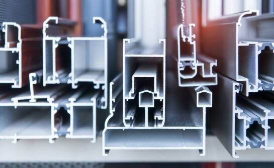 Funkcjonalność i estetyka aluminiowych profili w komercyjnych przestrzeniach