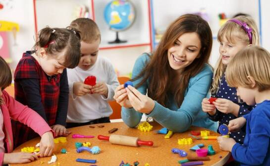 Jakie korzyści płyną z organizacji tematycznych warsztatów dla dzieci?