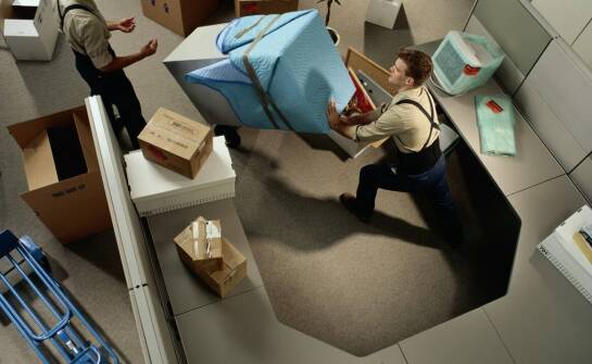 Transport biurowych mebli podczas relokacji firmy z Wieliczki