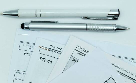 Długopisy z nadrukiem: praktyczne zastosowania w codziennym zawodowym życiu