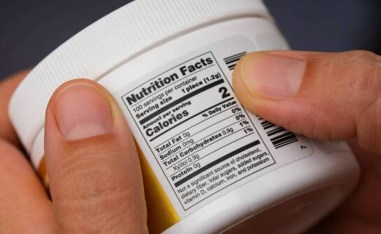 Jakie są kluczowe kroki w ocenie prawnej etykiet spożywczych produktów?