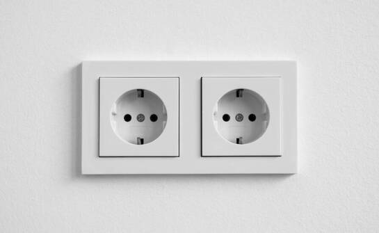 Elektryczne gniazdka z uziemieniem – dlaczego są niezbędne w każdym domu?