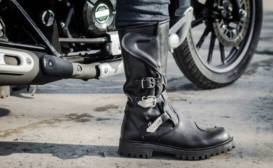 Skórzane motocyklowe buty – dlaczego warto w nie zainwestować?