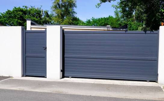 Odporność na czynniki atmosferyczne: jaką wjazdową bramę z furtką wybrać?