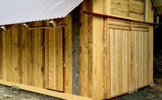 Porównanie drewnianych domków na narzędzia z alternatywnymi materiałami