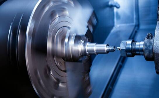 Nowoczesne tokarki do metalu i drewna – jak wpływają na precyzję w produkcji?