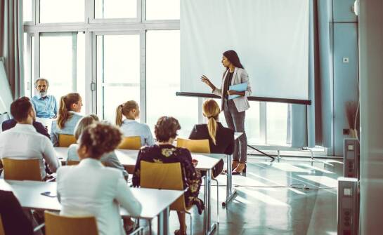 Rola instruktora w procesie nauki: jak wpływa na efektywność szkoleń?