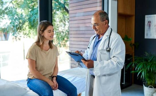 Poradnia medycyny pracy a okresowe badania – co powinno być uwzględnione?