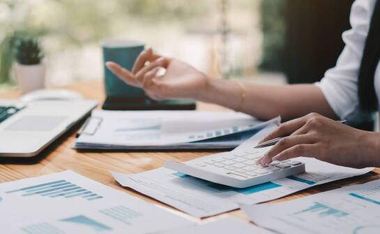 Jakie są kluczowe wyzwania związane z audytem księgi przychodów oraz rozchodów?