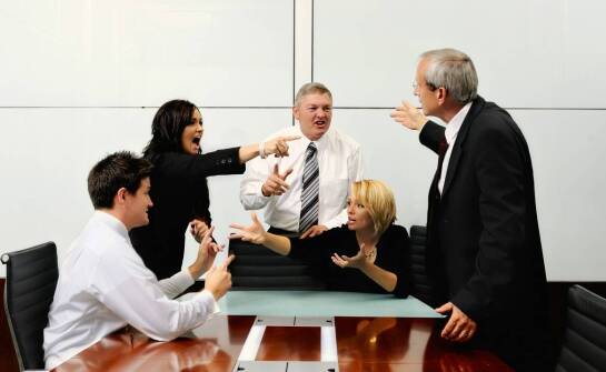 Stacjonarne i online mediacje: jak wybrać najlepszą formę dla swojej sprawy?