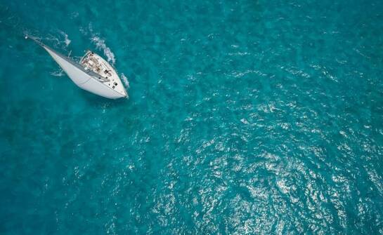 Czarter jachtów za granicą: Na co zwrócić uwagę przy wyborze lokalizacji?
