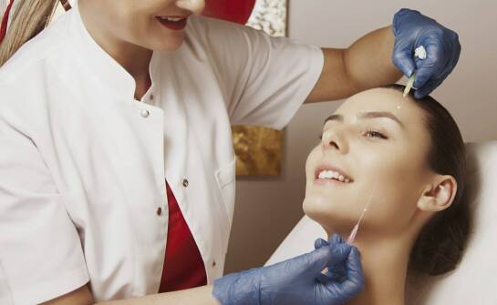 Jak odpowiednio nawilżać skórę po estetycznych zabiegach?