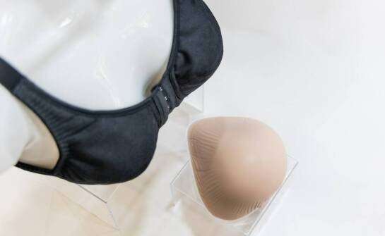 Jakie korzyści dla zdrowia przynoszą protetyczne biustonosze dla kobiet po mastektomii?