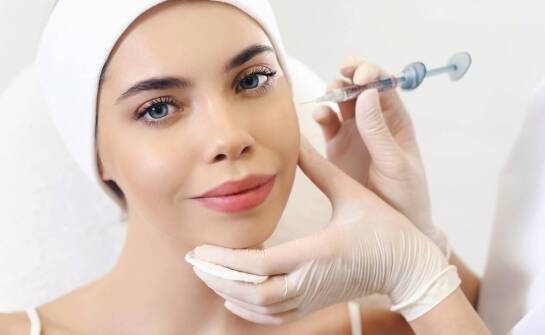 Usuwanie zmarszczek a naturalny wygląd – jak klinika estetycznej medycyny spełnia oczekiwania pacjentów?