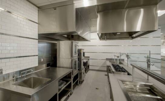 Jak szkieletowe stanowiska z dolną półką wpływają na organizację pracy w kuchni?