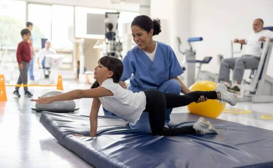 Jakie korzyści przynosi regularne uczestnictwo w korekcyjnej gimnastyce?