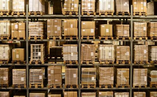 Tekturowe regały w branży papierniczej – praktyczne zastosowania