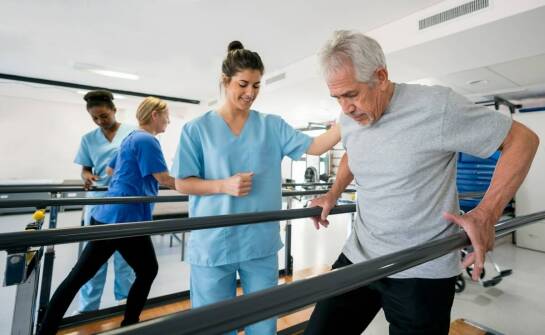 Jak dom spokojnej starości wspiera pooperacyjną rehabilitację seniorów?