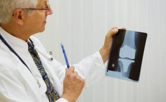Jak ortopeda wspiera pacjentów z zwyrodnieniowymi chorobami stawów?