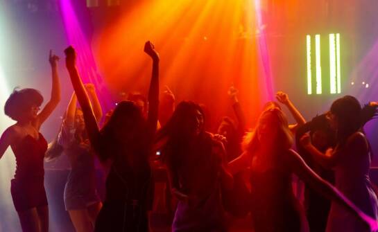 Dlaczego warto rozważyć ping pong fluo jako główną atrakcję na wieczorze panieńskim?