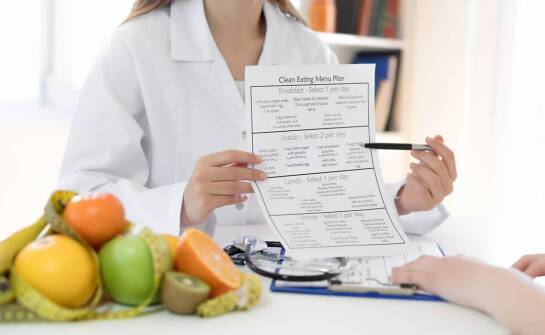 Jakie są zalety personalizowanych planów dietetycznych dla osób z pokarmowymi nietolerancjami?