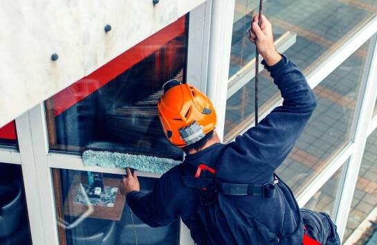 Mycie okien na wysokościach z koszowymi podnośnikami – kiedy warto skorzystać z usług?