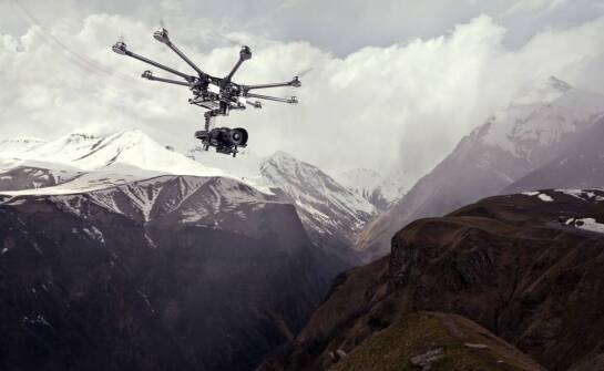 Kamerowanie dronem w produkcji dokumentalnych filmów: nowe możliwości narracyjne