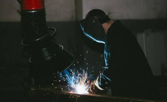 Spawanie i laserowe wycinanie – synergiczne zastosowanie w metalowej branży