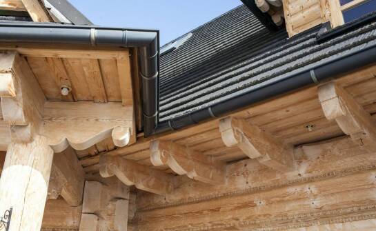 Jakie są kluczowe cechy drewnianych domów zapewniające ich długowieczność?