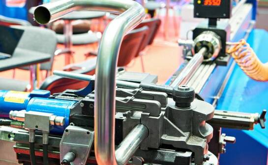 Jak innowacje technologiczne wpływają na rozwój stalowych giętarek do rur?