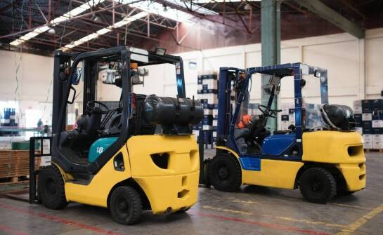 Różnice między elektrycznymi i spalinowymi wózkami widłowymi