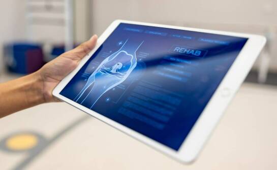 W jaki sposób nowoczesne technologie skracają czas rekonwalescencji po implantacji?