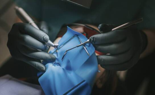 Jakie są możliwe komplikacje po zabiegu wszczepienia implantów i jak ich unikać?