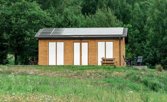 Jakie korzyści płyną z wyboru drewnianego domu o powierzchni do 35 m²?