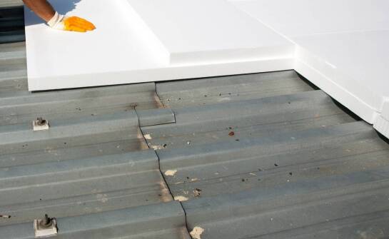 Jak dobrać kleje i pianki do montażu izolacji na dachach płaskich?