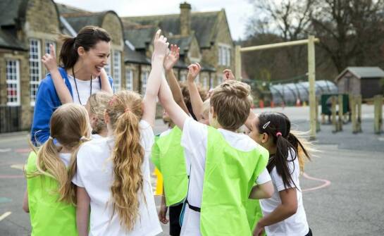 Warsztaty team building dla rozwoju umiejętności przywódczych w grupach dziecięcych