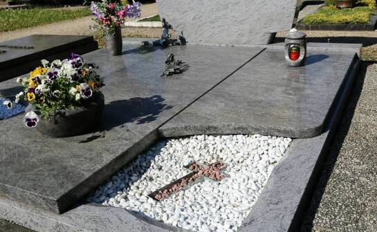 Jak elegancko upamiętnić bliskich dzięki personalizowanym nagrobkom?