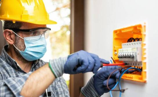 Wyzwania związane z montażem elektrycznych instalacji w nowych jednorodzinnych budynkach